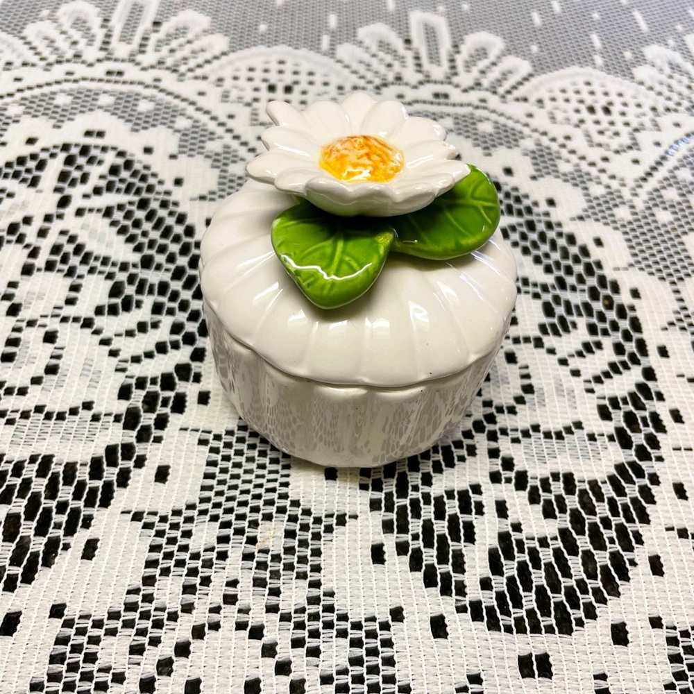 Small Ceramic Daisy Candle Box